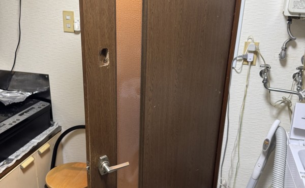 ドアパンチ穴補修(ダイノックシート貼り)