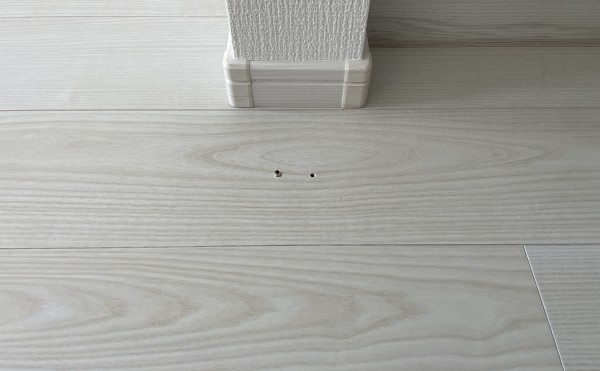 床のビス穴補修